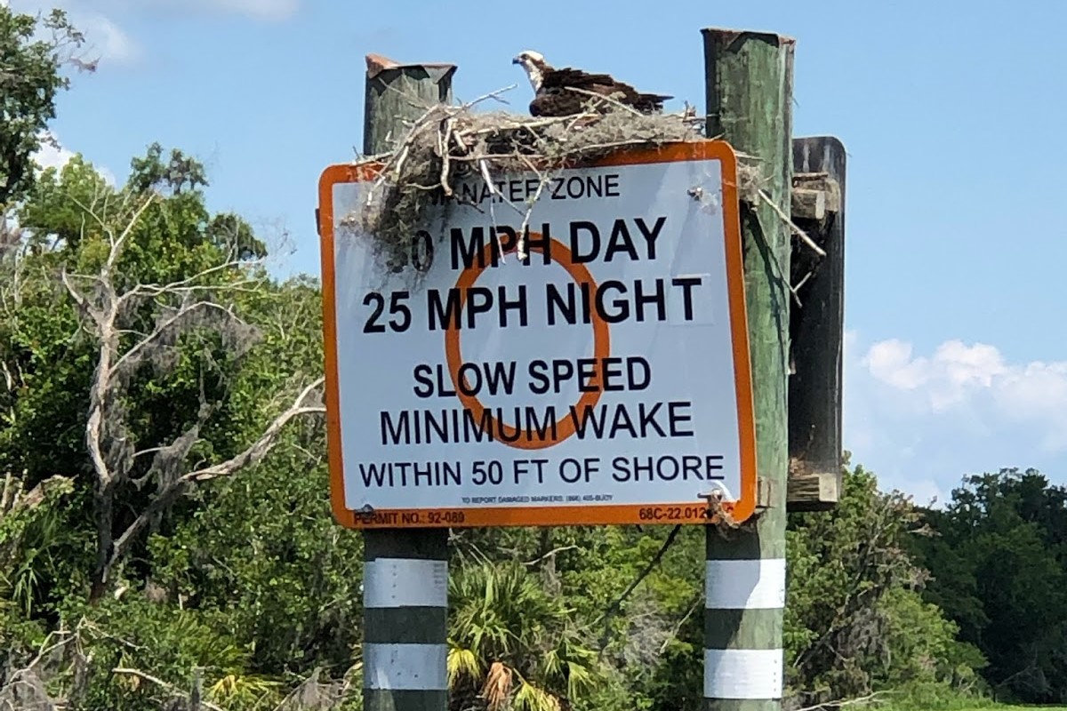 boating sign to help navigate the st. johns river